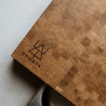 Logo TVORIK na rogu deski End Grain Original, pod spodem pojemnik GN