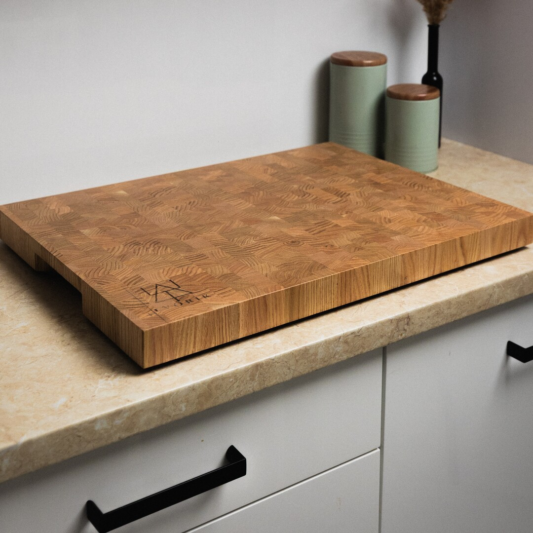 TVORIK End Grain Red na blacie kuchennym