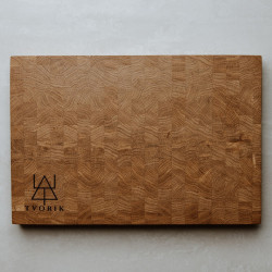 TVORIK End Grain Red z góry: wzór sztorcowy i logo TVORIK