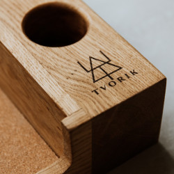 Logo TVORIK na dębowym Kitchen Caddy, obok taca wyłożona korkiem
