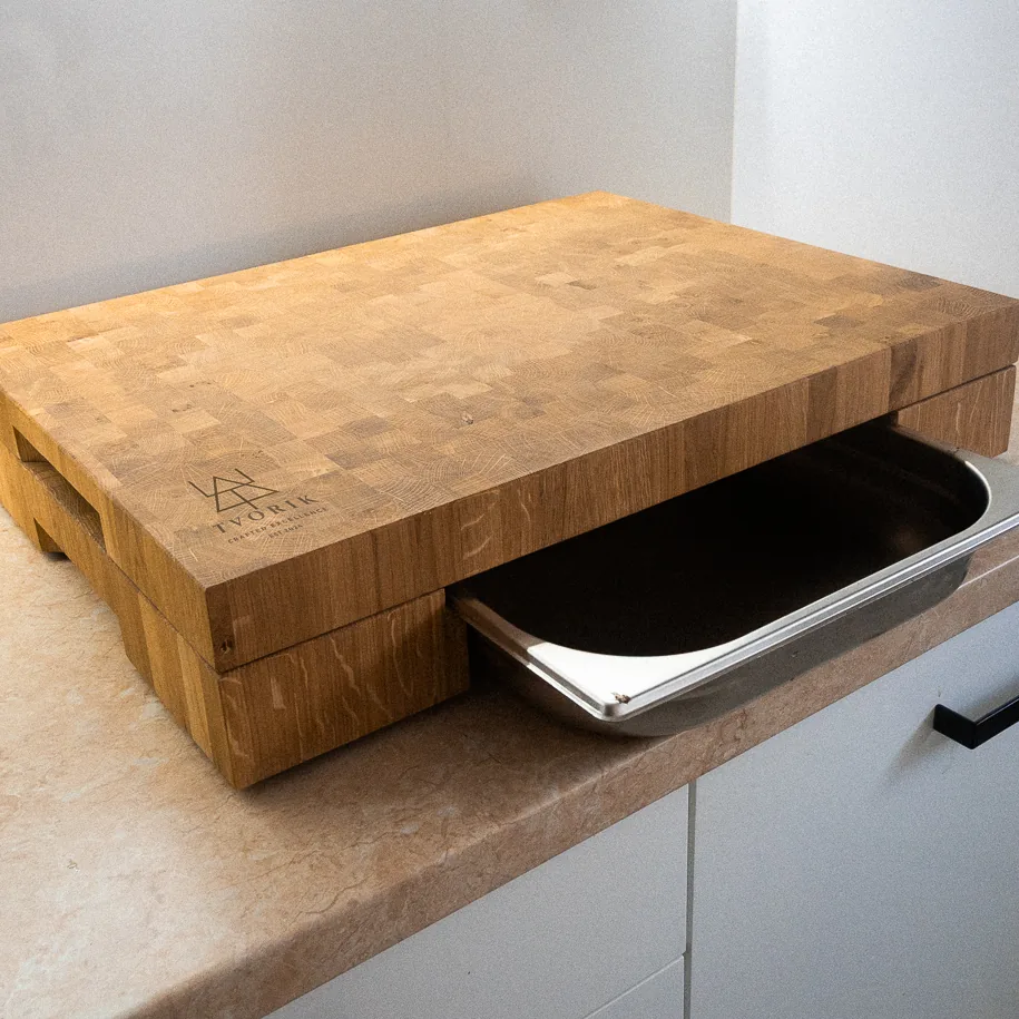TVORIK End Grain MODULAR — dębowa deska sztorcowa na podstawie z wysuniętą szufladą GN 2/3 na odpady