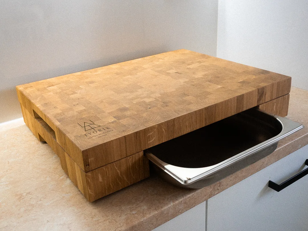 TVORIK End Grain MODULAR — dębowa deska sztorcowa na podstawie z wysuniętą szufladą GN 2/3 na odpady
