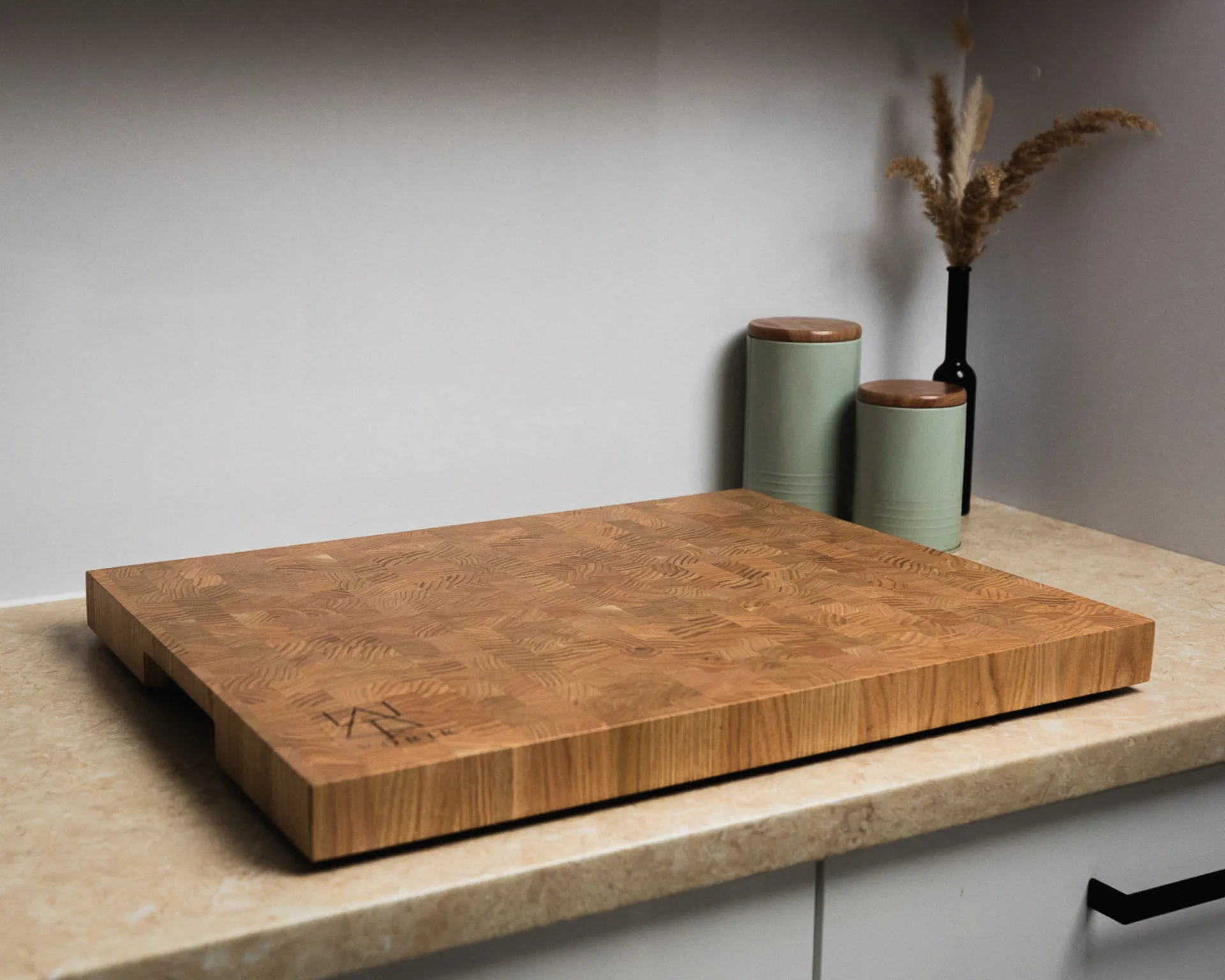TVORIK End Grain Red — wyrabiana ręcznie deska z czerwonego dębu z wzorem sztorcowym, widok z góry