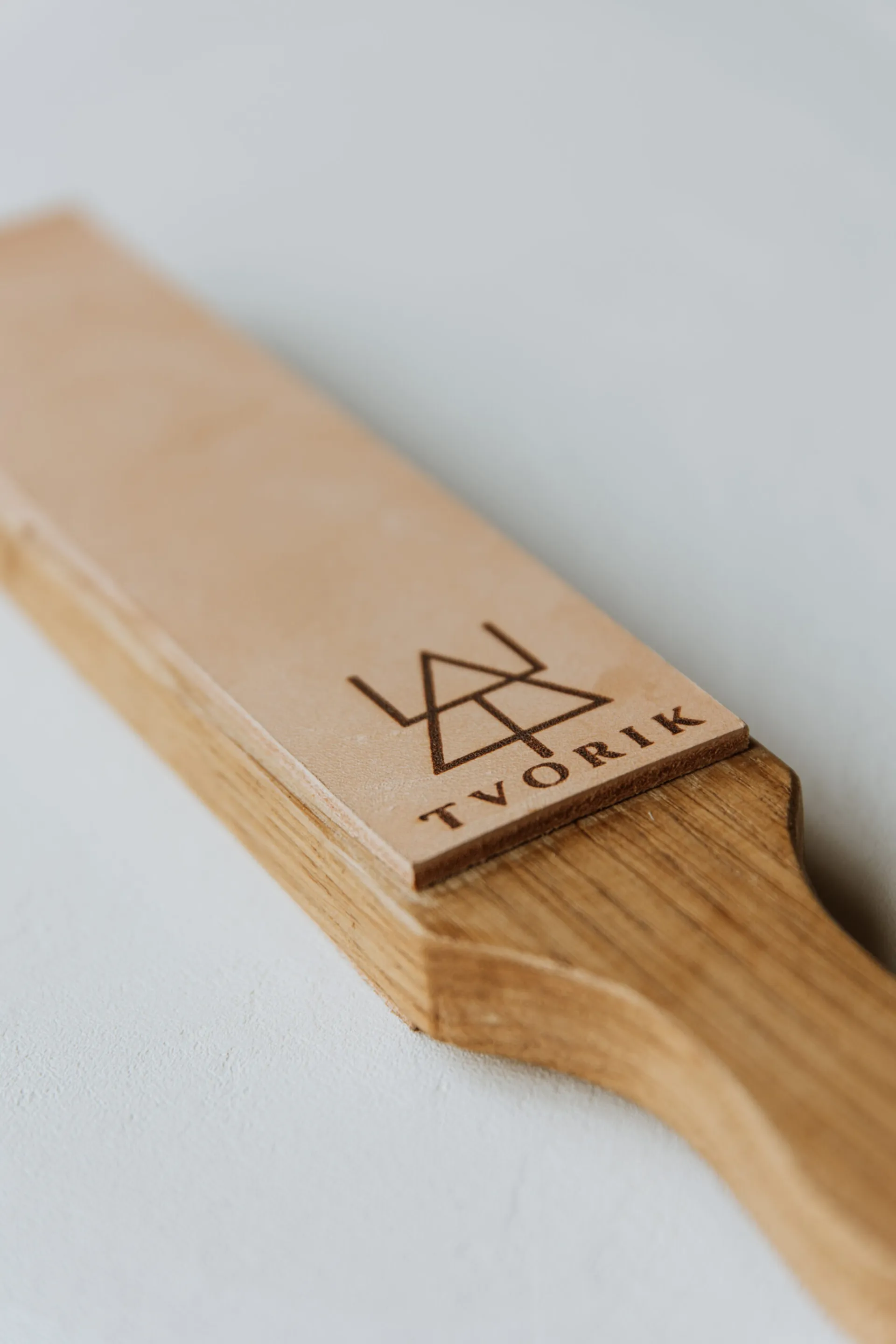 TVORIK Stropping — skórzany strop z dębową podstawą do ostrzenia noży